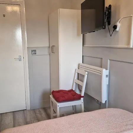 The Red House, 2 Bed Flat In * Bristol