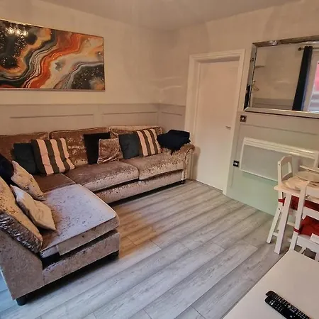 The Red House, 2 Bed Flat In
