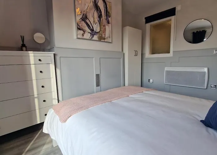 The Red House, 2 Bed Garden Apartment In Totterdown, Bristol *