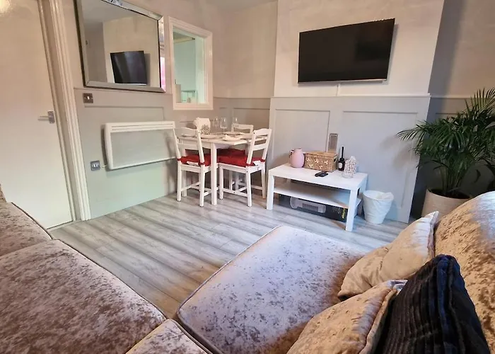 The Red House, 2 Bed Garden In Totterdown, Bristol