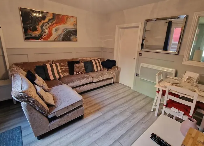 The Red House, 2 Bed Garden Apartment In Totterdown, Bristol