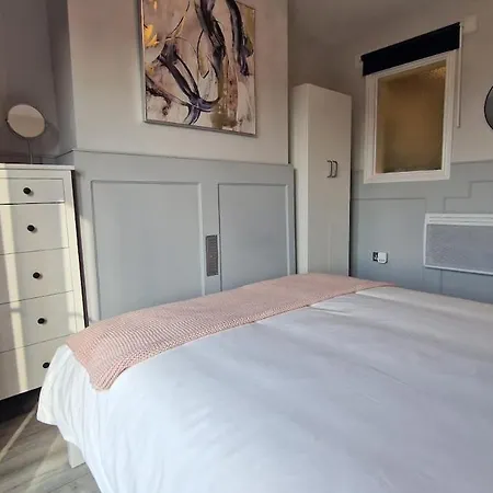 The Red House, 2 Bed Flat In *